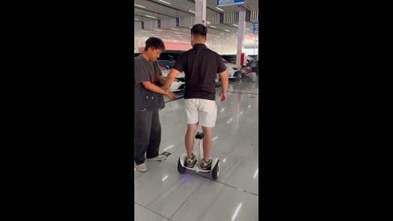 Man loses control and falls while learning to ride a self-balancing scooter in Xinjiang, China