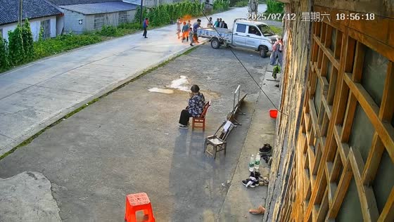 Fire breaks out during cigarette lighting near pickup in Hubei, China
