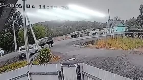 Land Cruiser crashes into turning car after entering oncoming lane in Primorsky Krai, Russia