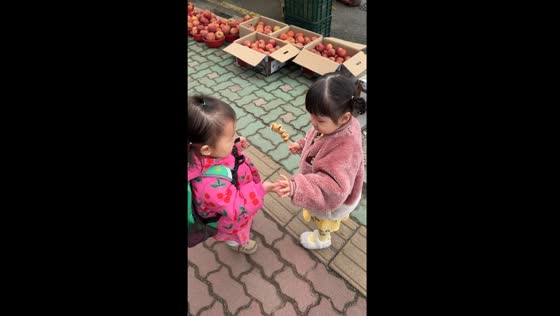 Adorable hand-holding struggle in South Korea 