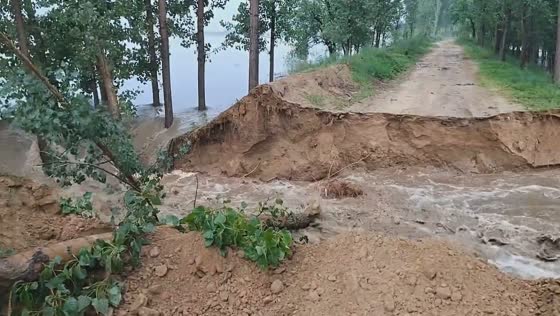 Devastating flash floods sever rural road in Zhuozhou, North China