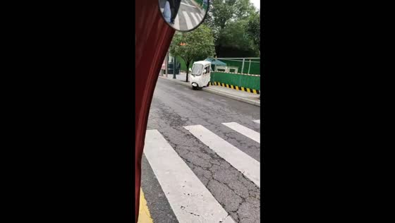 E-trike loses balance and falls while driving off a sidewalk in Sichuan, China