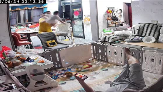 Toddler slips from father’s arms in Jiangxi, China