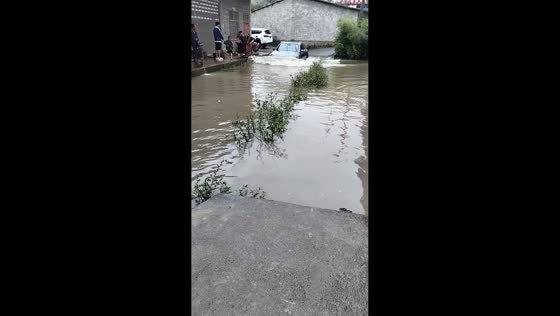 Car stalls while attempting to drive through flooded road in Yunnan, China