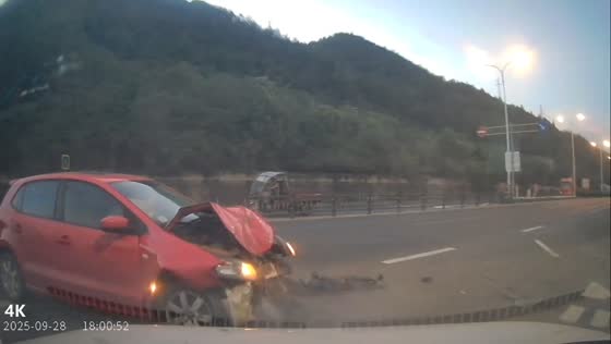 Car loses control after speeding and crashes into barriers in Zhejiang, China