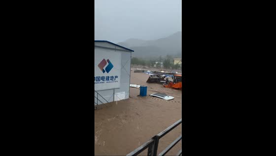 Flash flood submerges vehicles during heavy rain in Chengde, China