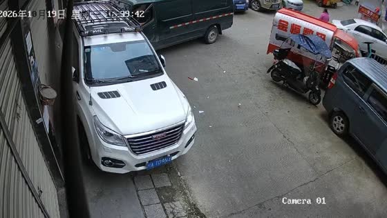 Van crashes into parked car at high speed, scattering debris in Sichuan, China