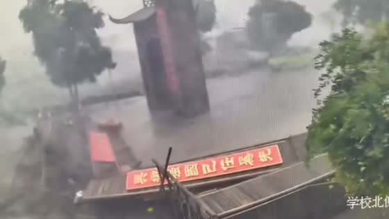 Motorcyclist narrowly avoids falling structure during storm in Guangdong, China