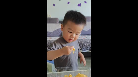 Toddler reacts amusingly while trying durian in Sichuan, China