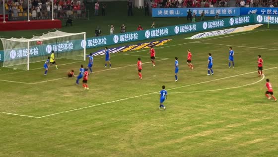 Bicycle kick scores after dramatic free kick in Jiangsu, China