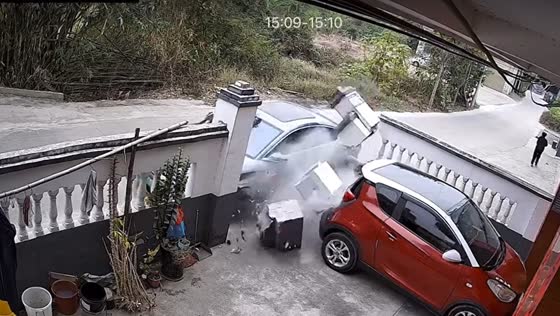 Vehicle crashes through fence wall in Guangxi, China