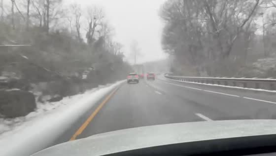 Low-visibility snowfall impacts morning drive in Kentucky, USA