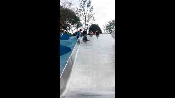 Boy falls face-first after giant slide ride in Sichuan, China