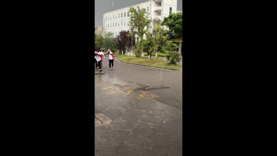 Guizhou high school students dodge hail in rush for shelter