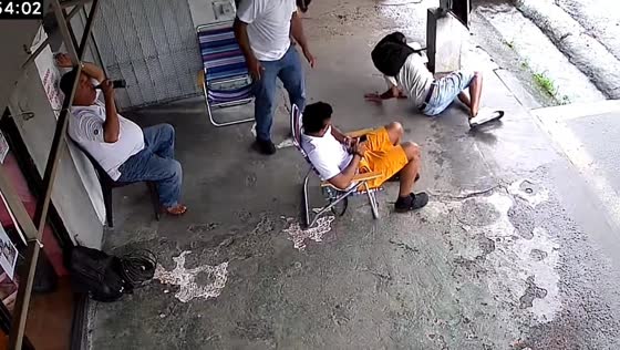 Two people fall on slippery street in Panamá