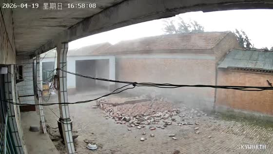 Strong gust of wind knocks down brick wall in Shandong, China