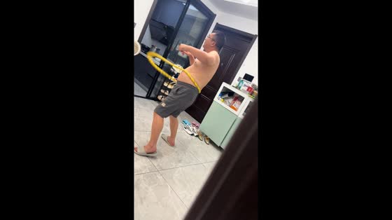 Man skillfully performs hula hoop rope in Jiangsu, China