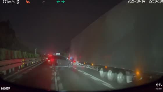 Out-of-control Buick hits truck and barrier as ET9 driver avoids collision in Zhejiang, China