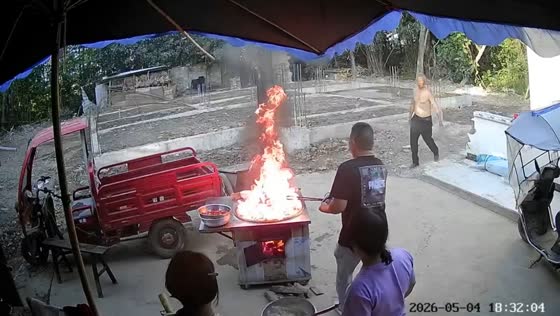 Outdoor cooking flare-up moment handled in Sichuan, China