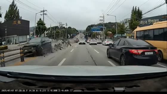 Dashcam captures near-miss as car crashes through flexirail barrier in Wonju-si, South Korea