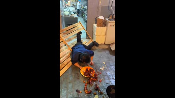 Man falls as store's pallet door suddenly collapses while serving food in Zhejiang, China