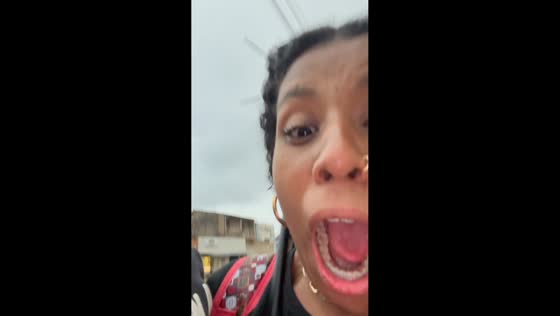 Umbrella breaks unexpectedly during playful moment in Poços de Caldas, Brazil