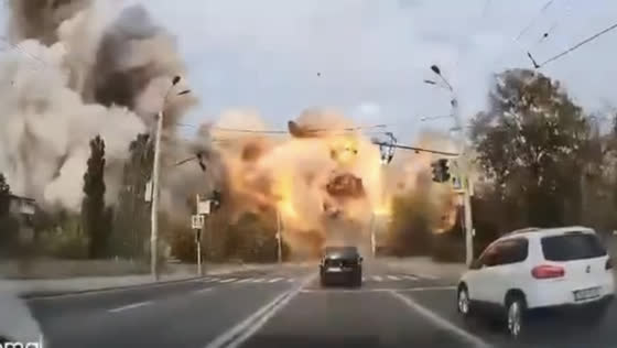 The moment of missile strikes on the city of Dnipro from a dash cam