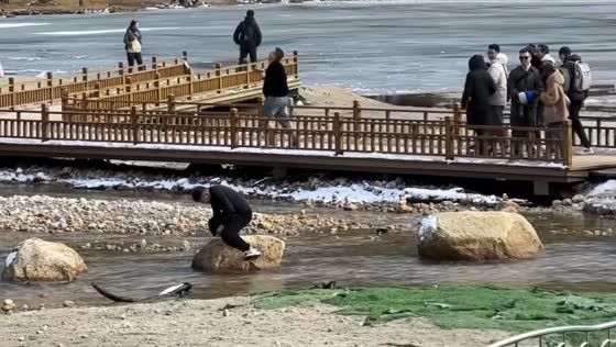 Man fails to jump from one rock to another, hits groin, Sichuan, China
