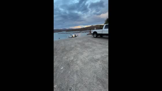 Ford truck successfully pulls sunk vehicle from Havasu Lake, California
