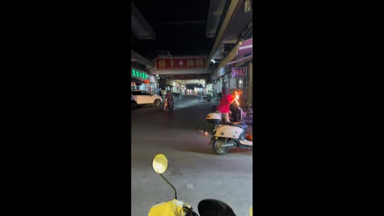 Fire breather suffers minor mishap during street performance in Hubei, China