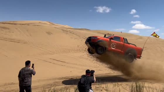 Gravity-defying stunts: pickup soars and lands with elegance over Xuzhou sand dunes