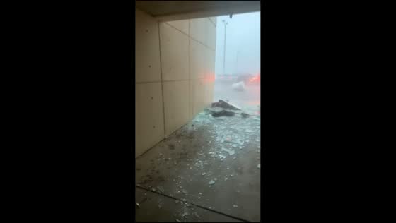 Shattered window crashes down during powerful storm in Illinois, USA