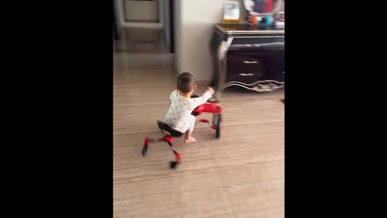 Son enjoys tricycle ride in Shandong, China
