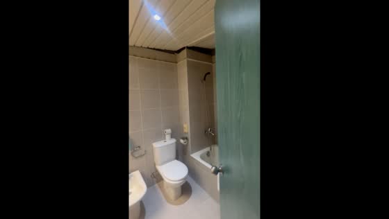 Bathroom ceiling moves when door opens in Tenerife