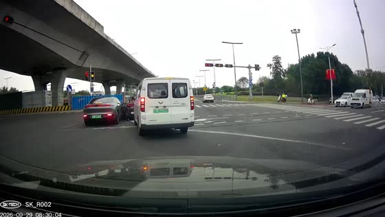 Multiple vehicles involved in intersection crash in Jiangsu, China