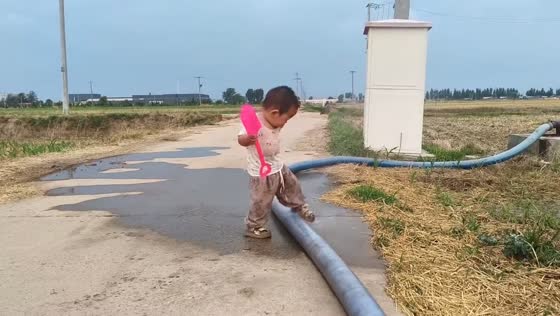 Toddler slips while stepping over spraying hose in Hebei, China