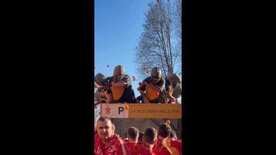 Historical carnival of Ivrea: intense orange battle between Cavalieri del Lago and Diavoli Arancieri teams