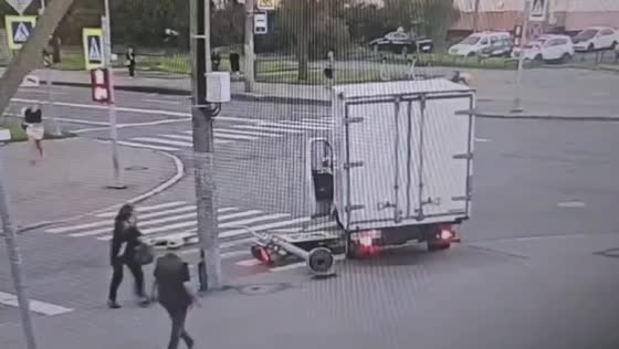 Truck driver crashes into traffic light pole in St. Petersburg, injuring 13-year-old girl