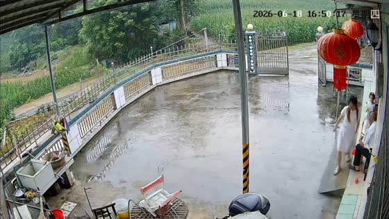 Woman slips while stepping outside in Hunan, China