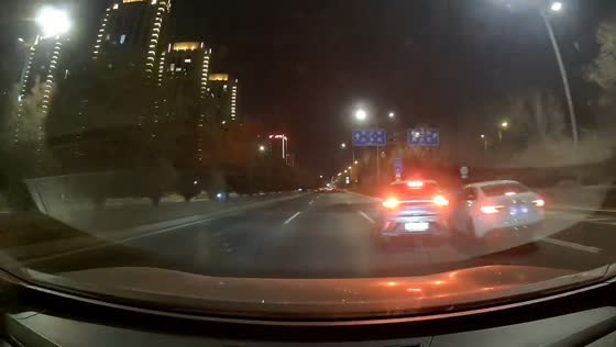 Dashcam captures lane-change collision in Shanxi, China