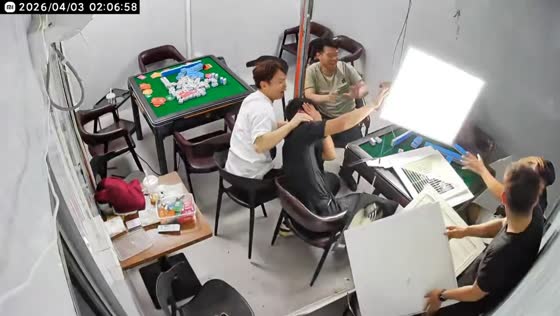 Ceiling vent falls during mahjong game in Guangdong, China