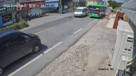 Pedestrian struck by van while crossing road in Jiangsu, China 