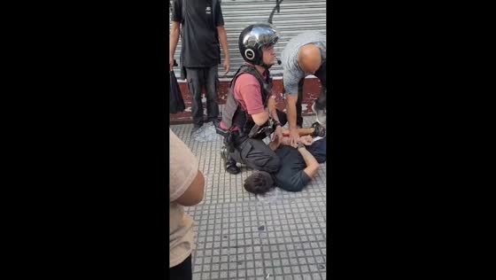 Thief caught and detained by victim in Buenos Aires, Argentina