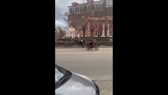 Traffic officer stops teen motorcyclist attempt to flee in Barnaul, Russia