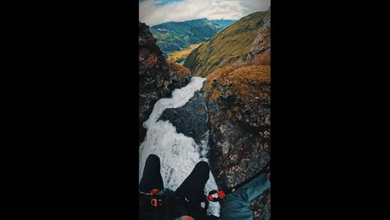 Mountain speed flying: following the way of water