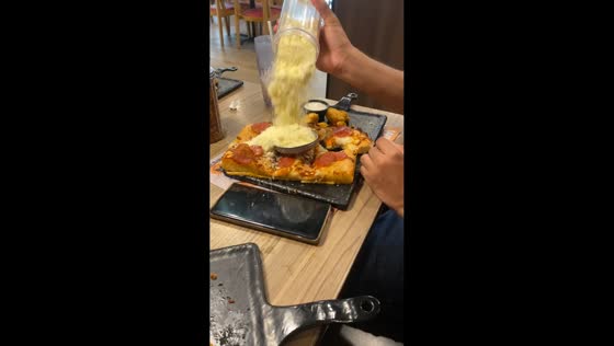 Man accidentally spills entire cheese container on pizza in Puerto Cortés, Honduras