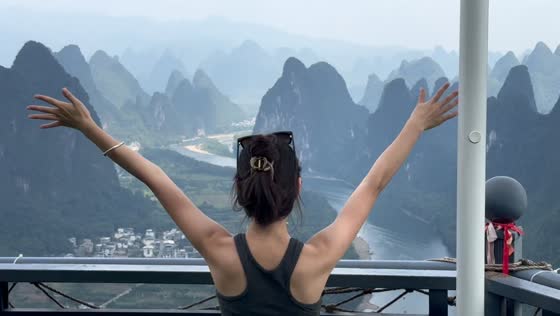 Tourist accidentally hits hand on pole while admiring scenery in Guilin, China