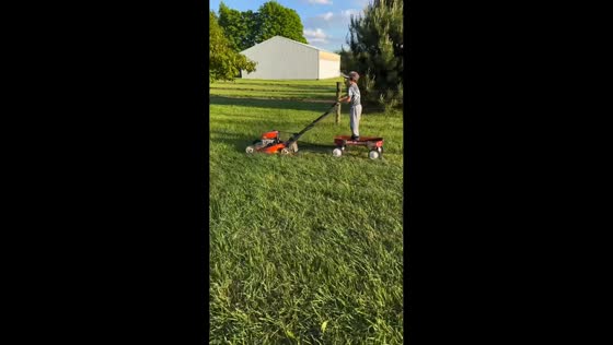 Boy enjoys makeshift lawnmower ride in Indiana, USA