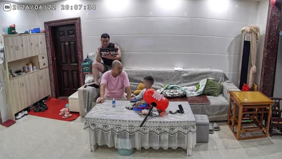 Father quietly sneaks out while toddler is distracted in Hubei, China