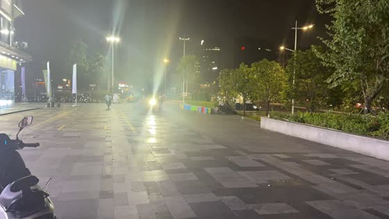 Cyclist jumps down stairs and continues riding at night in Guangdong, China
